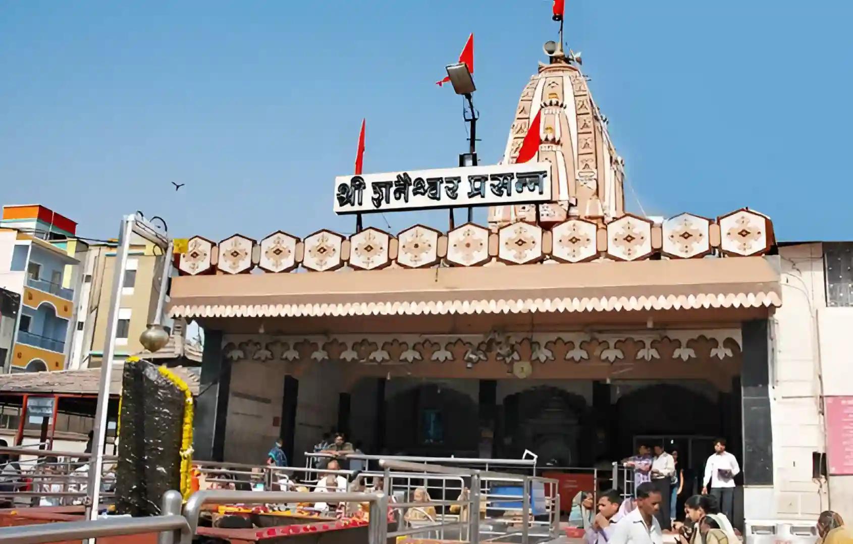 శ్రీ శని దేవాలయం ,  శని శింగణాపూర్, మహారాష్ట్ర