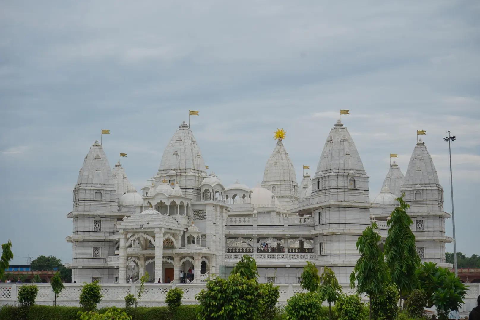 डबरा के अद्वितीय नवग्रह मंदिर की सेवाएं बड़े भक्ति प्लेटफॉर्म श्री मंदिर ऐप पर